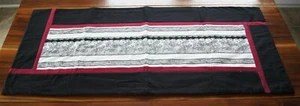 Neu! Handgefertigt Schwarz/Weiß/Maroon Dekorativer Tischläufer (36" x 16") - Bild 1 von 4