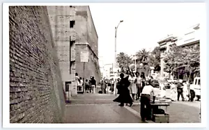Escena callejera cerca del Coliseo, Roma Italia (1960) De colección 8"" x 5"" Foto en blanco y negro - Imagen 1 de 1