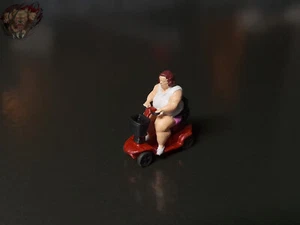 1/87 Dicke Frau auf Scooter Mobilitätsscooter Fett Figur Diorama H0 HO - Bild 1 von 5