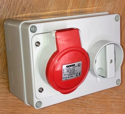 Gewiss 16A 3P+N+E 415V Interlocked Switched Socket IP44 Part Code: GW66009 - Image 1 of 4