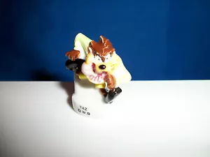 SOCCER TAZ Tazmanian DEVIL FOOTBALL Mini LOONEY TUNES French Figurine FEVES - Picture 1 of 4