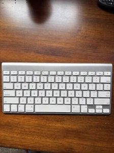 Apple MC184H/B Wireless Keyboard - Picture 1 of 2