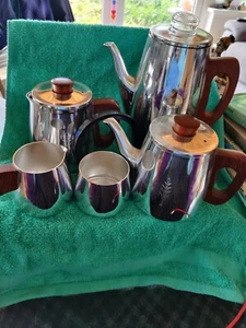 Juego de cafetera + tetera vintage SONA + azúcar + jarra - metal plateado con asas de madera sin usar - Imagen 1 de 4