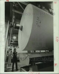 1981 Press Photo Paper Towel Roll, Scott Paper Company, Everett, Washington - Picture 1 of 2
