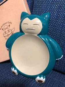 Pokemon Café SNORLAX Plato Kabigon Cerámica Japón Centro Pokémon Oficial LIMITADO - Imagen 1 de 7