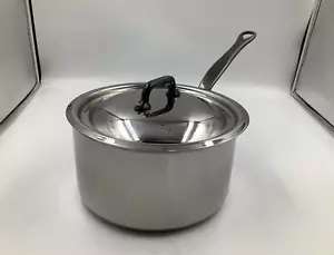 Sartén para salsa Mauviel M'Cook CI 2,6 mm con tapa y mango de hierro fundido, 2,6 cuartos de galón - Imagen 1 de 7