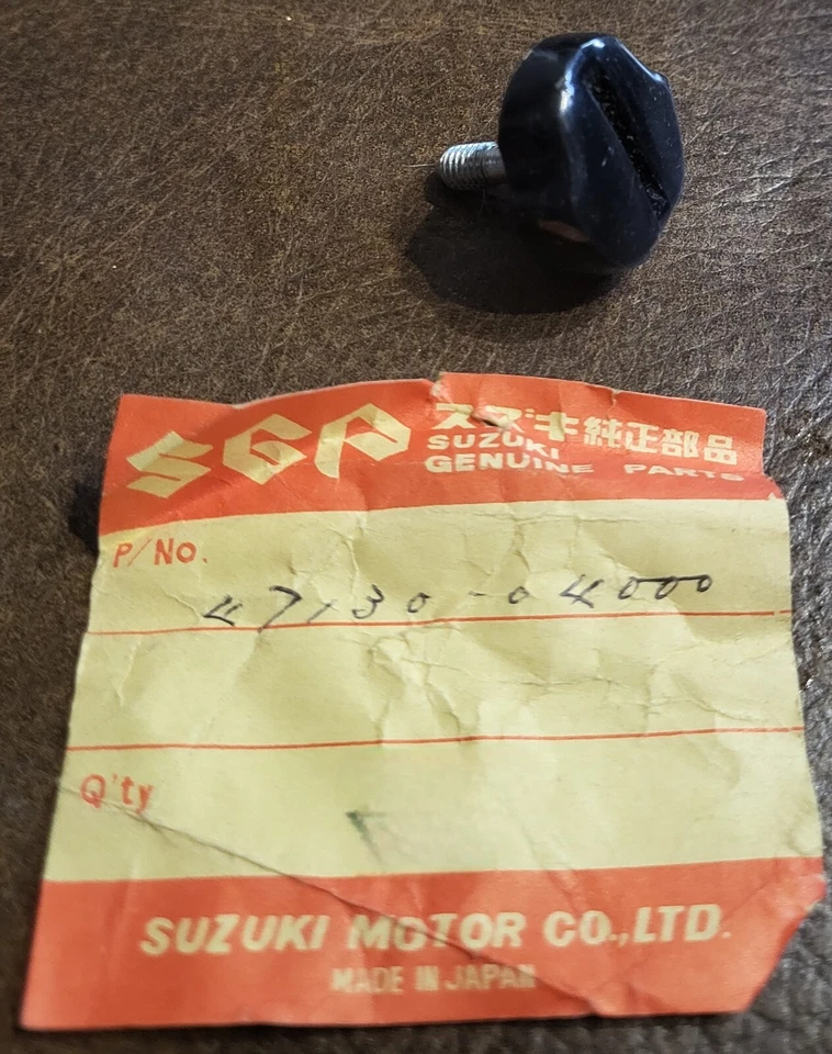 NUEVO OEM SUZUKI TS100 HONCHO TS50 GAUCHO CUADRO CUBIERTA PERILLA 47130-04000 Foto 1 de 1