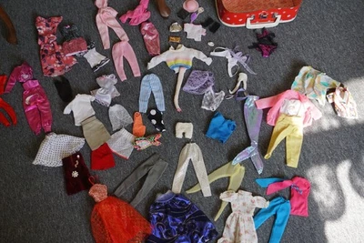 Barbie Ken Zubehör Barbiepuppen Kleiderschrank Koffer Bekleidung - Bild 1 von 4