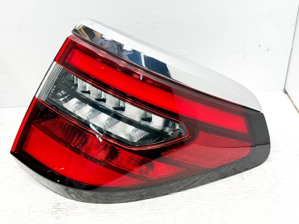 Conjunto de lámpara LED de luz trasera lateral derecha para pasajero Nissan Armada 2021-2024 OEM Foto 1 de 4