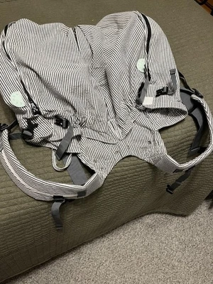 Portabebés Weego Twin gris y blanco paquete frontal correas ajustables Foto 1 de 3