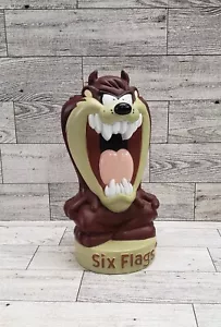 Seltene TAZ Münzbank Looney Tunes 1996 Sechs Flaggen Tasmanischer Teufel mit Preisschild - Bild 1 von 10