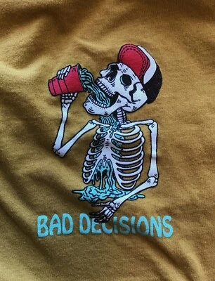 Camiseta Bad Decisions Dikotomía, Mostaza, Talla Grande Foto 1 de 4