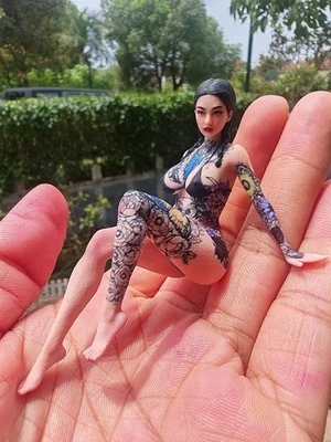 Resin Diorama 1:18 Colorful Tattooed Beauty Mini Figurine Doll Toy Scene Props - Image 1 of 4