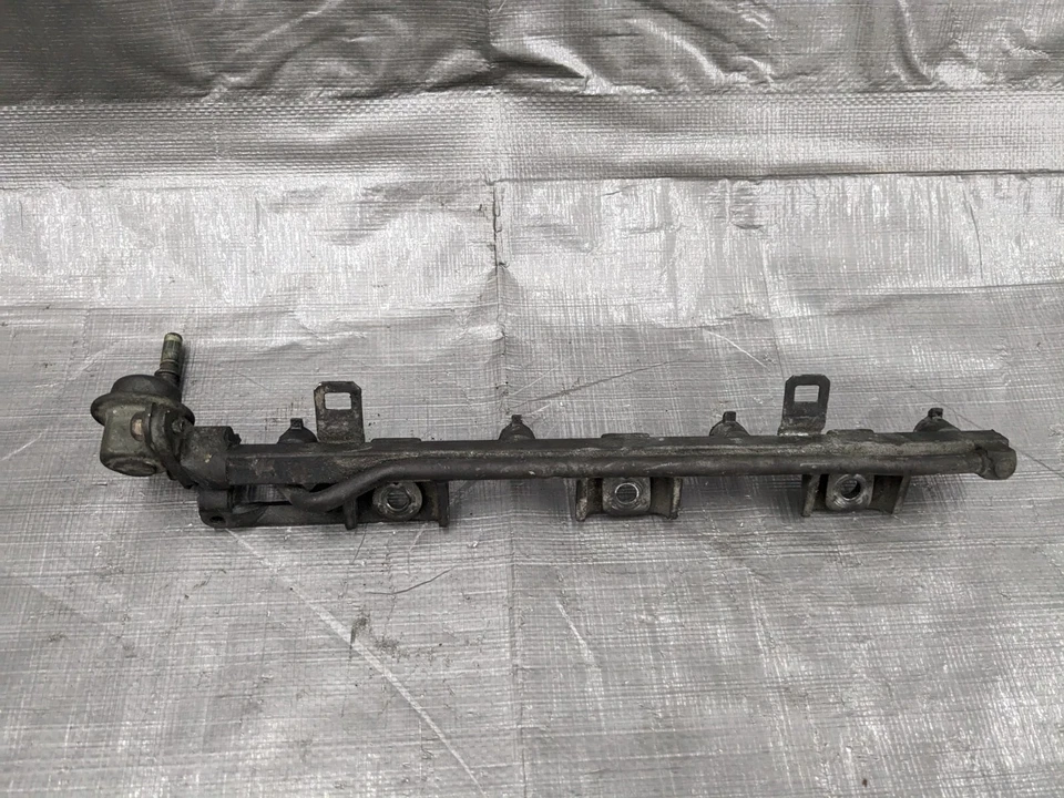 Оригинальная направляющая для топливной форсунки 1999-2000 Mazda Miata MX5 MX-5 NB1 1,8 99-00 - Изображение 1 из 4