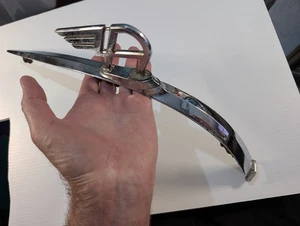 Austin A40 Devon Dorset Cromo Capucha Capó Adorno Mascota Insignia Emblema y Tira - Imagen 1 de 15