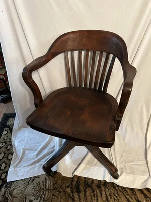 Silla con brazo giratorio de roble Banker con ruedas. Foto 1 de 4