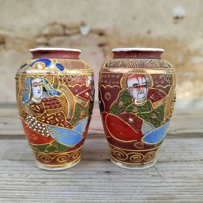 Paire de vases japonais Satsuma, décor moriage à la main, années 50. - Photo 1/4