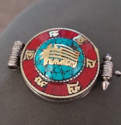 Antigua Caja de Oración Tibetana Plata Colgante Plata Rojo Coral y Turquesa 3"x2" Foto 1 de 4