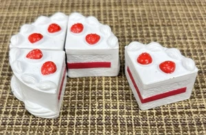 Sylvanian Families Calico Critters Bakery Pieces White & Red Cake & Strawberries - Picture 1 of 6