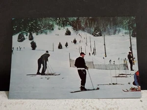 Postal de campo de cobre de Hancock Michigan de remolque de cuerda para área de esquí Mount Ripley de la década de 1960 - Imagen 1 de 4