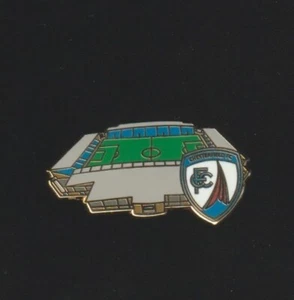 CHESTERFIELD F.C. Club Crested Enamel Badge FREE POST UK - Picture 1 of 1