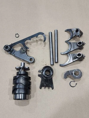 Horquillas de cambio y tambor Can-Am 400 MX-6 1980 transmisión Foto 1 de 3