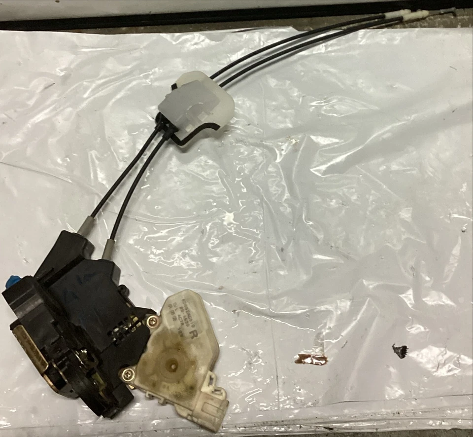 02-05 INFINITI Q45 ATUADOR DE TRAVA DE PORTA LATERAL DIREITA PASSAGEIRO DIANTEIRO FABRICANTE DE EQUIPAMENTO ORIGINAL - Imagem 1 de 1