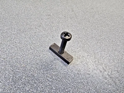 BONITO USADO ORIGINAL GENUINO PORSCHE 924 924S INTERMITENTE DELANTERO MONTAJE SUJETADOR Foto 1 de 3