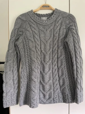 kuschlig warmer Pullover aus 100 % Merinowolle Aran Gr. S grau neuwertig Wolle - Bild 1 von 4