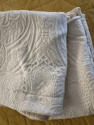 THE COMPANY STORE Ivory Matelasse Cotton Embossed 2 King Shams Portugal 20”x36” - Image 1 of 4