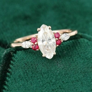 Anillo de compromiso enchapado en oro rosa de 14K simulado con diamantes y rubí rojo Marqués de 1,25 quilates - Imagen 1 de 4