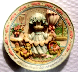 1995 PRECIOUS MOMENTS "DU HAST SO VIELE HERZEN BERÜHRT" MODELLTELLER (#47831) - Bild 1 von 7