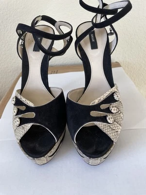 Mujer Bally Blanco y Negro Piel de Serpiente Gamuza Punta Abierta Tirantes Tacones Altos EE. UU. 6.5 Foto 1 de 4