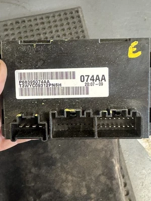 Jeep Grand Cherokee 2014 módulo de caja de transferencia OEM P68395074AA Foto 1 de 4