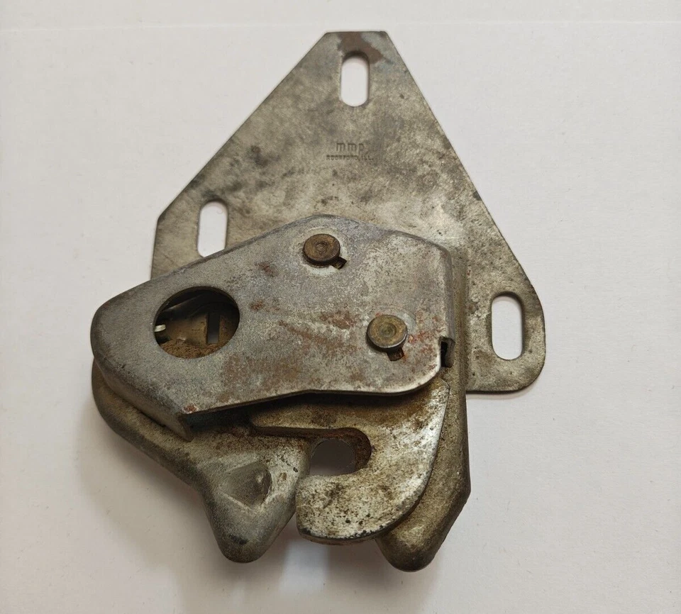 1959 - 1960 DeSoto 克莱斯勒道奇普利茅斯甲板盖后备箱锁闩锁 1843920 NOS。 — 第 1/4 张图片