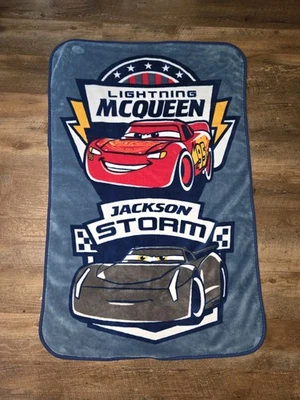 Manta para niños pequeños de la película Disney/Pixar Cars 3 con Lightning McQueen y Jackson Storm Foto 1 de 4