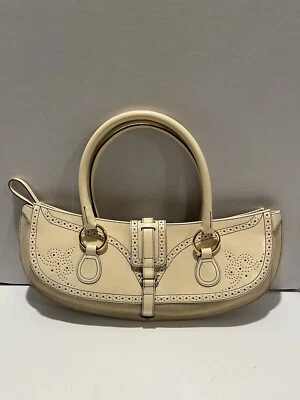 Bolso de hombro con acento y recortes Tanner Krolle en cuero patentado de gamuza beige Foto 1 de 4