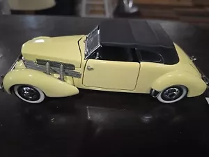 Franklin Mint 1:24 1937 Cord 812 Phaeton Coupe Burgandy Cream - Picture 1 of 9