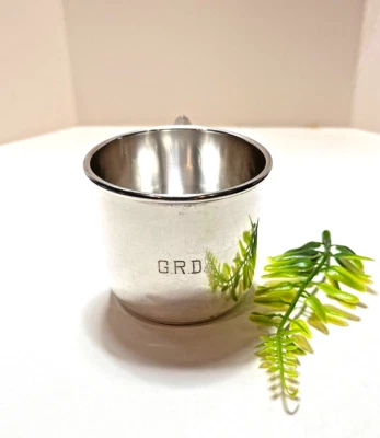 Caneca bebê Manchester Silver Co. prata esterlina monogramada 80,5 gr.      ML - Imagem 1 de 4