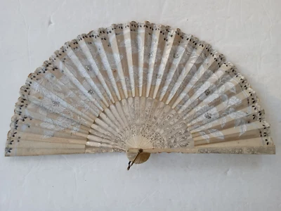 Ventilador de brisa dobrável vitoriano antigo pintado à mão flores varas de madeira - Imagem 1 de 4