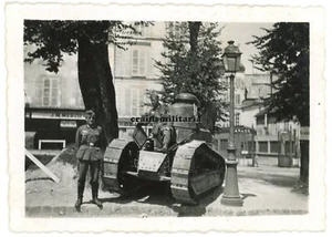 Orig. Foto Soldaten m. franz. Beute Panzer Renault FT-17 Char in Frankreich 1940 - Bild 1 von 1