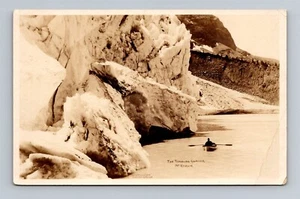 RPPC Trommelnder Gletscher Mt Robson Mann im Ruderboot Kanada - echtes Foto Postkarte - Bild 1 von 2