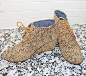 Tom's Kala Wedges Leopard Cheetah Print Suede Ankle Bootie 8.5 Lace Up EUC - Picture 1 of 9