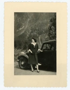 PHOTO snapshot amateur vintage, une femme élégante devant une voiture ancienne - Picture 1 of 2