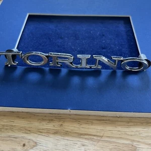 Emblema de cuarto de panel Ford Torino vintage C80B-63291B62-A. Plástico - Imagen 1 de 13
