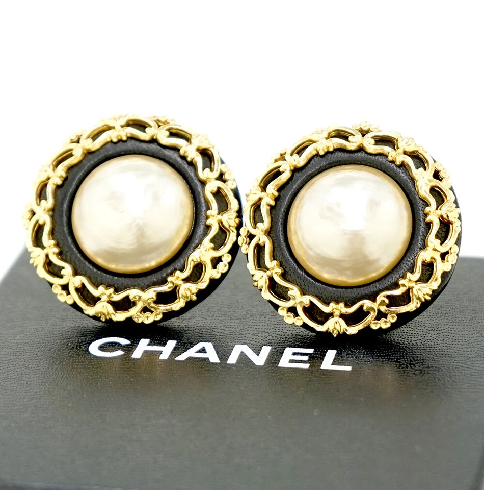 CHANEL Leather Filigree Large Round Clips Earrings Gold Tone 26 Auth w/Box u1058 Foto 1 de 4