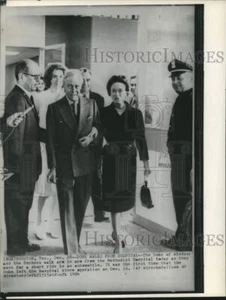 1964 Press Photo The Duke of Windsor and Duchess leaves Methodist Hosp. in Texas - Picture 1 of 2