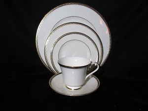 Minton St. James 5 Pieces Place Setting Bone China Made in England - Picture 1 of 6