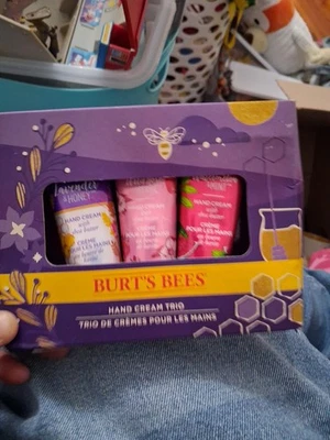 Juego de caja de regalo trío crema de manos BURT’S BEES lavanda, rosa baya, sandía como nueva Foto 1 de 4