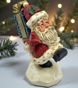 David Frykman Weihnachtsmann mit Paketen Figur Oh The Joy! Elfenwichtel Volkskunst - Bild 1 von 15